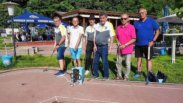 Freude über 50 erfolgreiche Jahre: Auf der Anlage der Minigolffreunde Waldshut stehen (von links) Vorsitzender Oliver Gut, Karl-Heinz ...