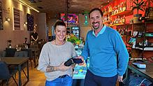 Kurz das Handy an das Lesegerät halten und schon ist gezahlt – ganz alltäglich im Restaurant Knöllchen, Barzahlung gibt es hier nicht. ...