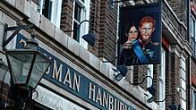 Ein Werbeplakat für &bdquo;Romeo und Julia&ldquo;? Nein, nur ein Schild am Pub des Duke of Sussex in London.
