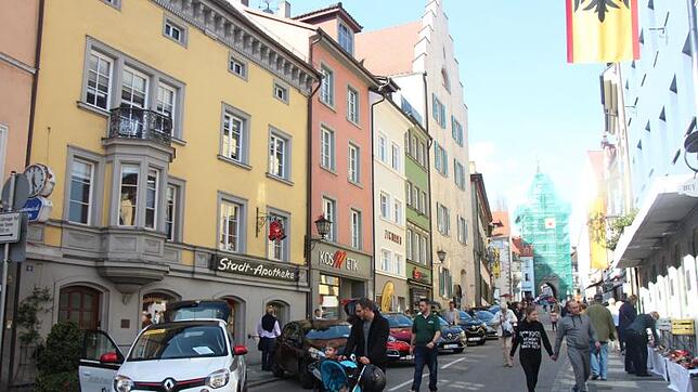 In der Franziskanerstraße stellten mehrere Autohändler die neuesten Modelle aus.