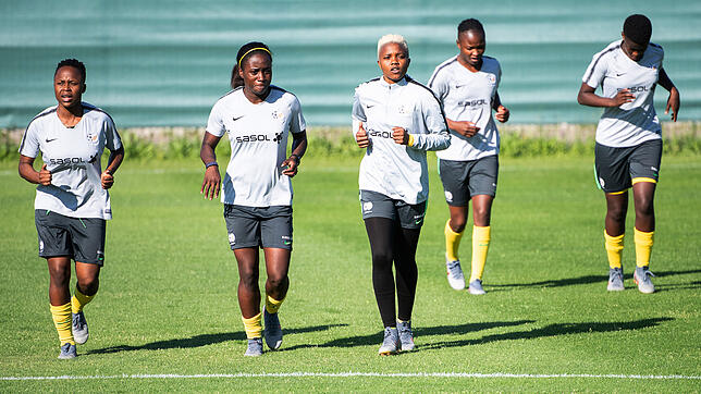Die Spielerinnen der Südafrikanischen Mannschaft Bongeka Gamede (von links), Ode Fulutudilu, Bambanani Mbane, Amanda Mthandi und ...