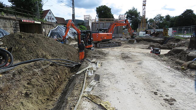 Das neue Bauwerk für die Bahnüberführung (im Hintergrund) am Espen ist fertig. Es ersetzt die Überführung aus dem Jahr 1914 (links).