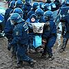 Polizisten tragen einen Aktivisten bei der Demonstration von Klimaaktivisten am Rande des Braunkohletagebaus bei Lützerath weg. Die ...