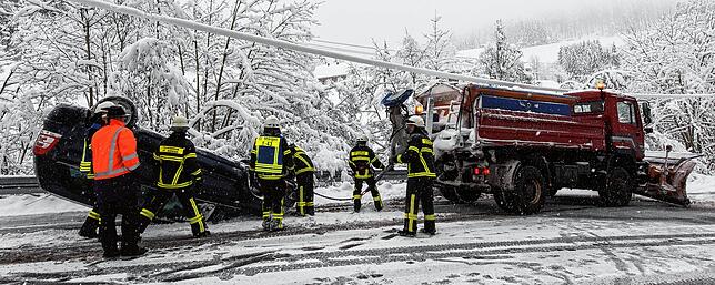 Ein Autofahrer ist bei Schneeglätte ins Schleudern gekommen.