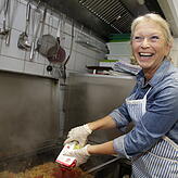 Gudrun Trautmann hat Spaß beim Kochen der Hackfleischsauce.