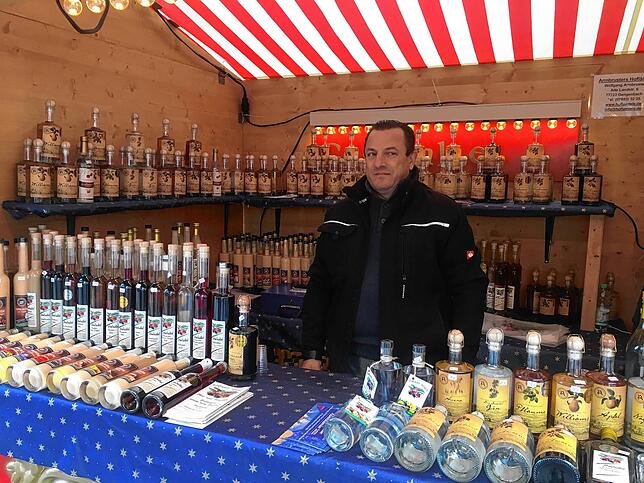 Brennmeister Salvatore Girardi ist schon seit mehreren Jahren beim Schwenninger Weihnachtsmarkt dabei und verkauft an seinem Stand ...
