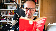 Toby Baier nimmt seit mehr als zehn Jahren seinen kostenlosen "Einschlafen"-Podcast auf.