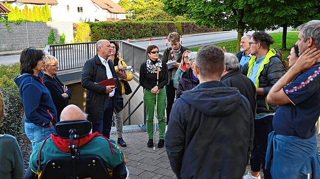 Rege diskutiert wurden bei den Verkehrsbegehungen im Rahmen des Fußverkehrs-Checks die besonderen Verhältnisse für Fußgänger, ...