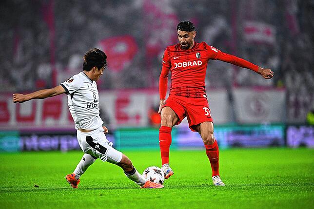Keigo Tsunemoto (l, FC Basel) und Vincenzo Grifo kämpfen um den Ball.
