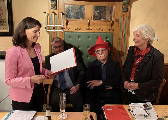 Den "Ehrenbrief der SPD" für ihre Verdienste rund um den Gustav-Struve-Hut übereichte die SPD-Bundestagsabegordnete und Kreisvorsitzende ...
