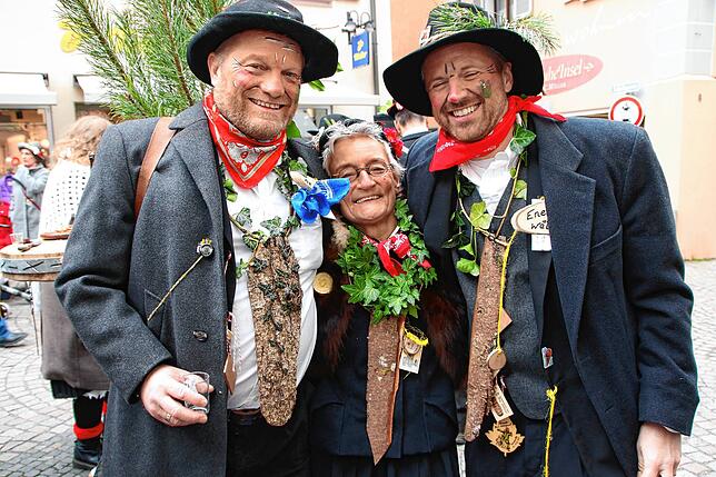 Babs Adler inmitten der Laufenburger des 4. Faißen.