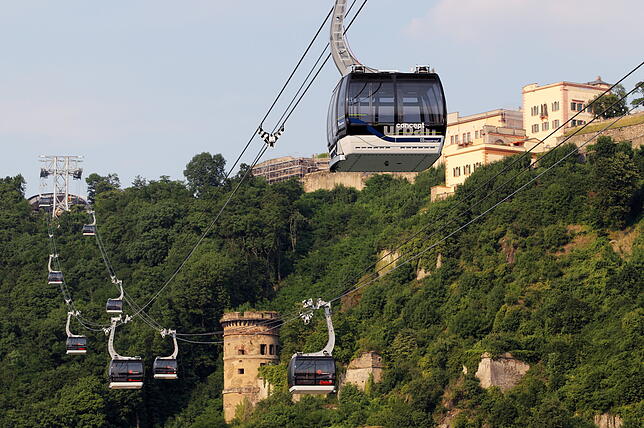 Beliebtes Erbe der Bundesgartenschau 2011: Seilbahngondeln fahren an der Festung Ehrenbreitstein in Koblenz vorbei bis ans andere Rheinufer.