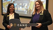 Bild:Carolin Faustmann (links im Bild) übergibt den CANO Center Schlüssel an Kitty Molnar (rechts im Bild) Quelle: CANO Singen