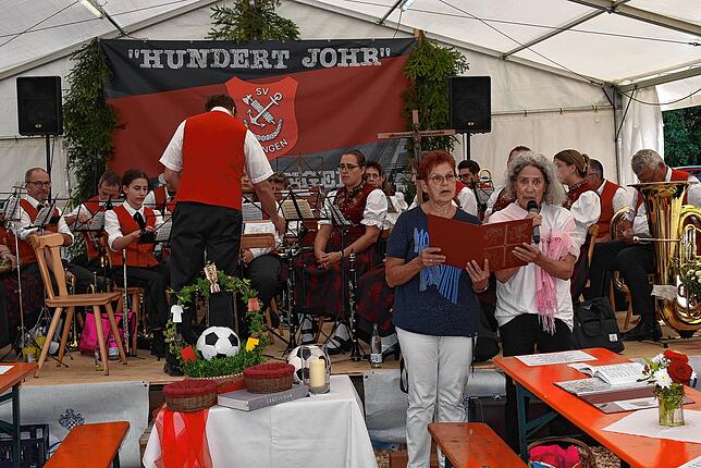 Den ökumneischen Jubiläumsgottesdienst im Festzelt gestalteten Cornelia Mülhaupt (li) und Sigrid Tross-Währy (re). Die Trachtenkapelle ...
