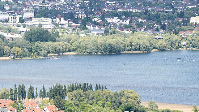 Das Streuhaugebiet vom Schienerberg aus gesehen: Von der Seeseite ist der unberührte Naturzustand des Areals (Mitte bis rechter ...