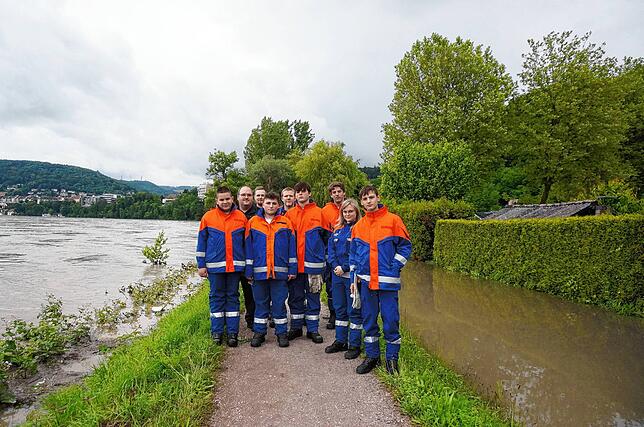 Die Jugendfeuerwehr Waldshut-Tiengen macht sich mit ihren Ausbildern ein Bild von der Hochwasserlage in der Waldshuter Schmittenau, das ...