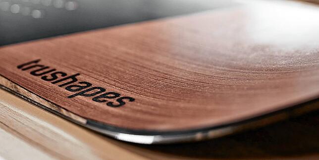 Bild 2: Er hat sein Hobby zum Beruf gemacht &ndash; und dafür sein Start-up gegründet: Knut Gröner baut in Konstanz nachhaltige Snowboards nach Wunsch
