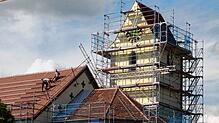 St. Oswald in Mindersdorf hinter Gerüst: Die Kirche wird derzeit saniert. Auf dem Hauptdach (links) wurden neue Ziegel verbaut, außerdem ...
