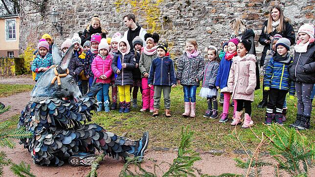 &bdquo;Butz. Butz. Butz, zwo, drei, vier.&ldquo; Am Mittwochmorgen treffen rund 100 Kindergartenkinder den jungen Butzesel im Rietgarten.