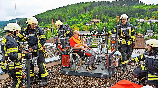 Insgesamt drei Menschen muss die Feuerwehr bei der Übung im Altenheim St. Cyriak in Sicherheit bringen. Hausmeister Helmut Streifer wird ...