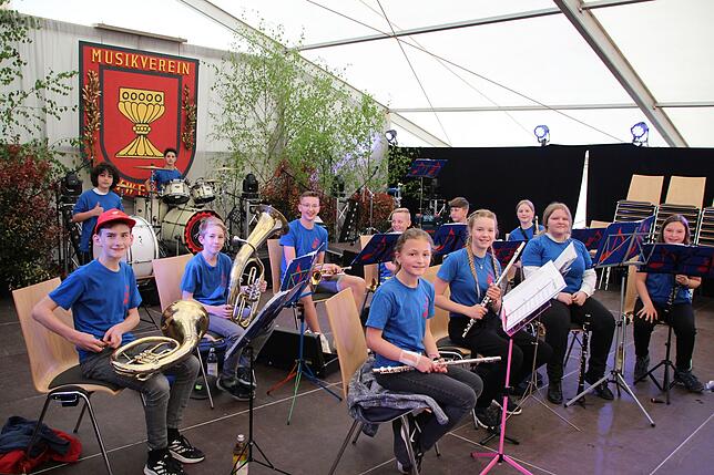 Mit Nachwuchs: Das Jugendorchester JOW Wutöschingen eröffnete das Jubiläumsfest zum 101-jährigen Bestehen des Musikvereins Schwerzen am ...