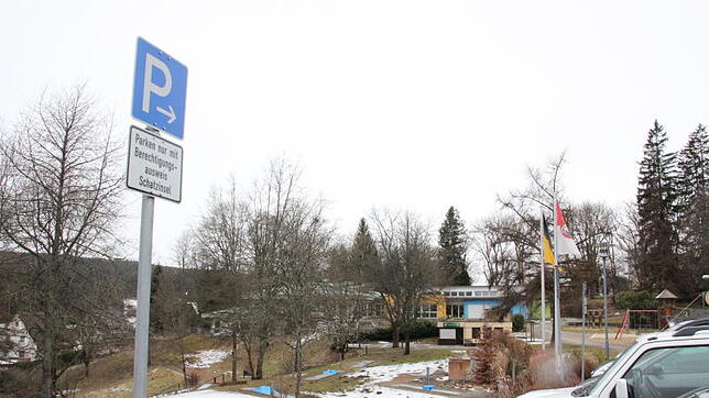 Auf dem Schmiedegrundparkplatz sind jetzt vier Stellplätze für den Kindergarten Schatzinsel reserviert. Bild: Jens Wursthorn