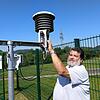 Helmut Kohler in der Wetterstation des Deutschen Wetterdienstes, die er betreut. Der Schwörstädter ist auch für die Station in Bad ...