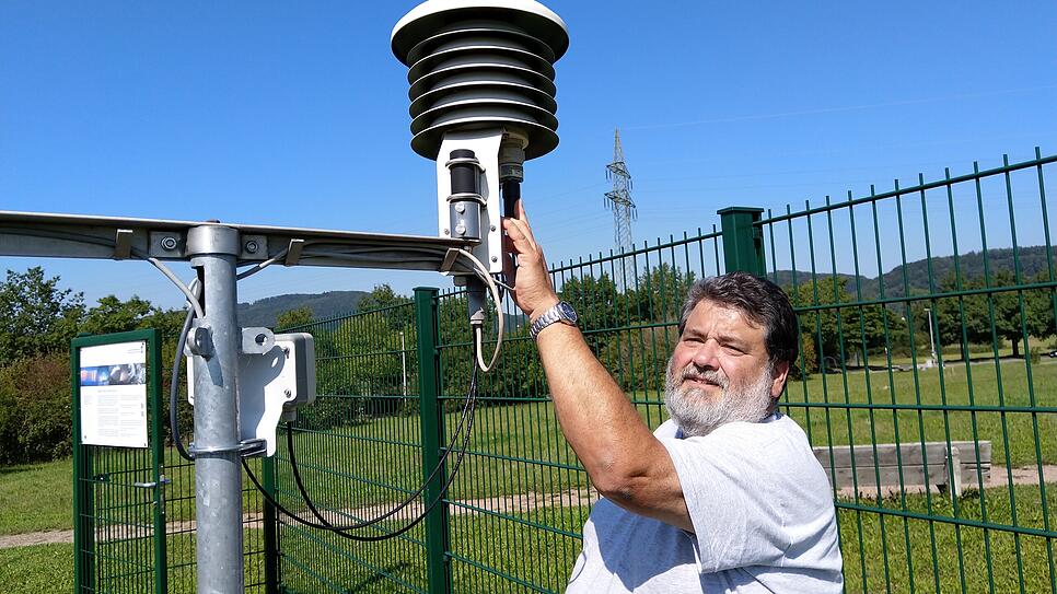 Helmut Kohler in der Wetterstation des Deutschen Wetterdienstes, die er betreut. Der Schwörstädter ist auch für die Station in Bad ...