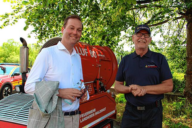 Der Bundestagsabgeordnete Felix Schreiner (links) ließ sich den Löschroboter LUF60 des Landkreises erklären.