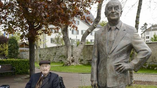 Ehrenbürger Werner Messmer neben seiner Statue, die gestern im Stadtpark enthüllt wurde.