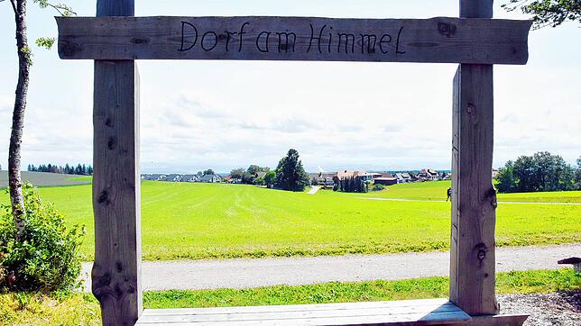An markanten Punkten im Ort stehen Bilderrahmen aus Holz. Hier der Rahmen beim Neuen Friedhof in Höchenschwand.