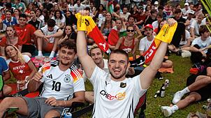 Bild : Am Bodenseeufer drücken die Konstanzer Fans ihrer Nationalmannschaft die Daumen