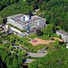 Das ehemalige Rheinfelder Kreiskrankenhaus, hier in einem Luftbild von 2018, wird abgerissen. Auf dem Grundstück und dem südlich ...