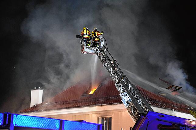 Bild 6: Bilder von den Löscharbeiten beim Großbrand eines Dachstuhls in Mahlspüren im Tal