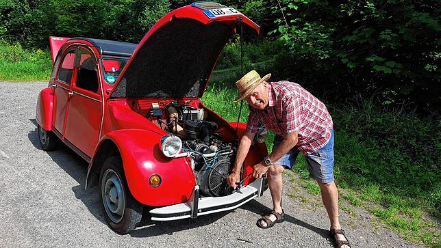 Wolfgang Radka zeigt, wie einfach der 2 CV auch mit der Kurbel zu starten ist.