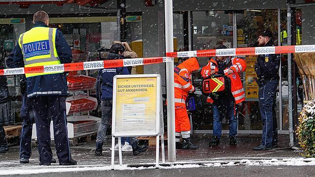 Ein Absperrband der Polizei hängt vor dem Megamix. Dahinter stehen Polizisten und Helfer. In dem Geschäft wurde am Samstag eine Frau ...