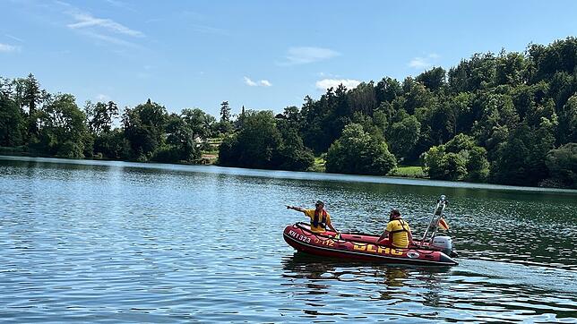 Das DLRG sucht mit Booten auf dem Steißlinger See nach dem Ertrunkenen.