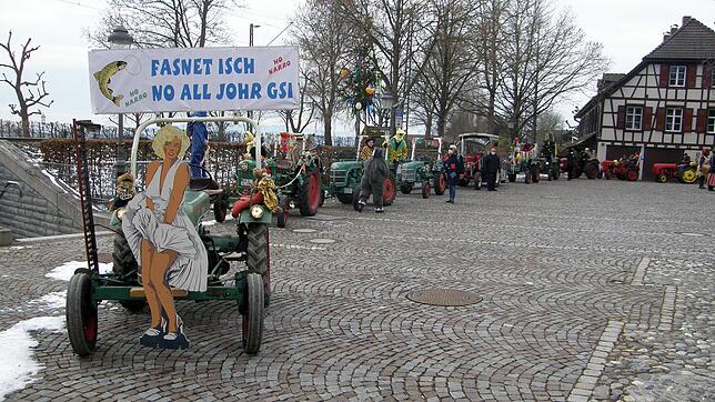 Am Ende der Spazierfahrt durchs Dorf parkten die zehn Traktoren und zehn alten Mopeds kurz auf dem Rathausplatz. Der war – wie auf ...
