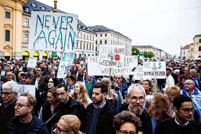 Die Gegenseite: Teilnehmer halten Schilder mit Aufschriften wie &bdquo;Never again&ldquo; oder &bdquo;Dreht Hamas den Geldhahn zu&ldquo; ...
