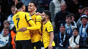 Felix Nmecha (Mitte) jubelt gemeinsam mit Jobe Bellingham (links) über seinen Führungstreffer für Borussia Dortmund beim 4:2-Erfolg in ...
