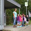 Johanna, Emma, Victoria, Shari, Mila und Jonas (von links) werden in einem Jahr eingeschult. Bis dahin übt Erzieherin Peggy Kriegel mit ...