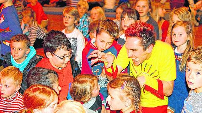 Donikkl kennt keine Berührungsängste &#8211; und fährt hier die Krallen aus. Natürlich nur zur Filmmusik von &#8222;Tom und ...