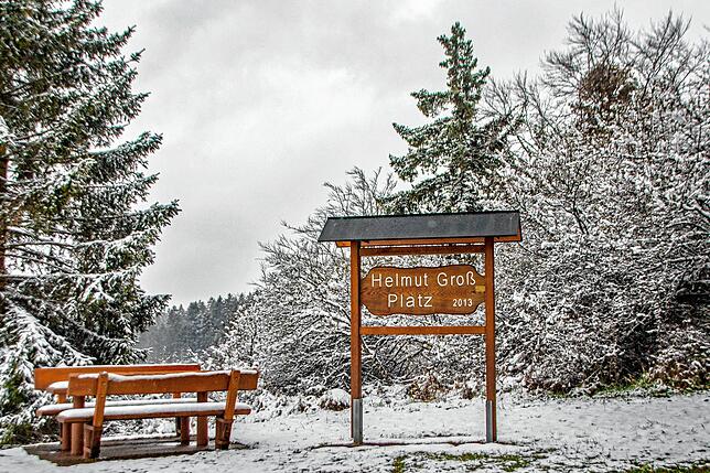 Am Helmut Groß Platz auf der Randenhöhe &ndash; Schnee, keiner der hier Rast einlegen wollte, im Wald waren es um 13.00 Uhr noch minus 2 ...
