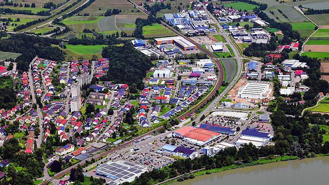 Der Laufenpark heute. Im Vordergrund das E-Center. Oberhalb des Kreisverkehrs ist der Neubau des Obi-Baumarktes zu sehen.