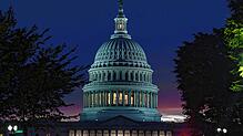 Das US-Kapitol bei Nacht. Nach Ablauf der Frist für einen Übergangshaushalt stehen die Regierungsgeschäfte in den USA teilweise still.