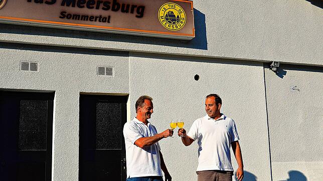 Uwe Raschke (links) und Thomas Hausberger aus dem Vorstand des Turn- und Sportvereins Meersburg freuen sich auf das zweitägige Weinfest ...