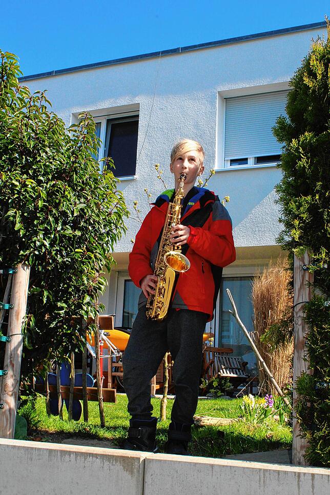 Tim (12 Jahre) alt hat mit seinem Saxophon &bdquo;Ode an die Freude&ldquo; eingeübt &ndash; ein Zeichen gegen die Corona-Krise.