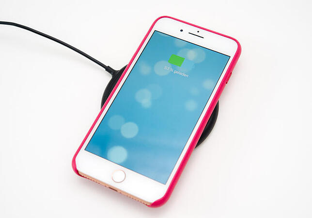 Die gläserne Rückseite des iPhone 8 macht den Weg frei für drahtloses Laden. Aktuell gibt es nur Ladegeräte von Drittanbietern.