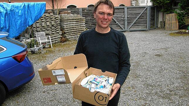 Benjamin Benitz organisiert zusammen mit Freunden Transporte in Richtung Ukraine. Sie nehmen unter anderem Hygieneartikel wie Zahnpasta ...
