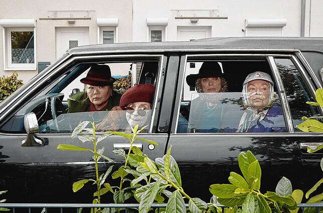 Undercover-Einsatz im Leichenwagen: Annemarie (Soogi Kang, von links), Helene (Katharina Thalbach), Irene (Uschi Glas) und Christel ...